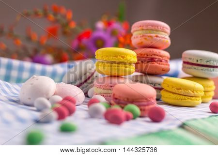 Dessert composition with macaroon cookies and marshmallow