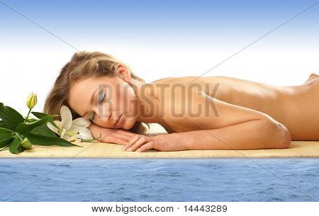 Mujer atractiva spa tratamiento aislado en blanco