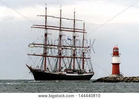 Four-master segelschiff drive into Haffen. Red lighthouse