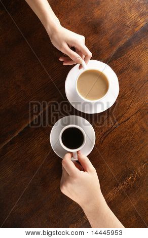 Concept de mains mâles et femelles, l'amour et café