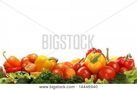 Diverse verdure fresche gustose isolate su sfondo bianco