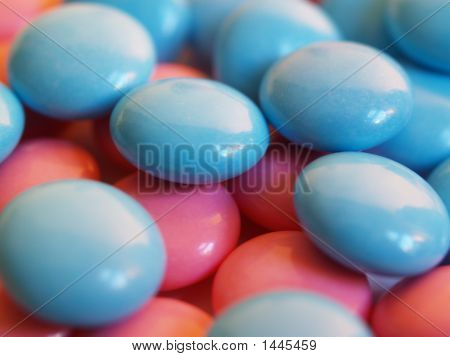 Viele große rosa und blaue Pillen