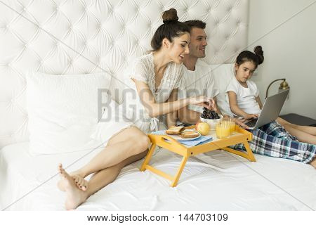 Family Have Breakfest On The Bed