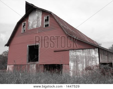 Красный амбар на черном & белый