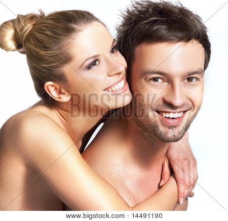Feliz casal nu abraços