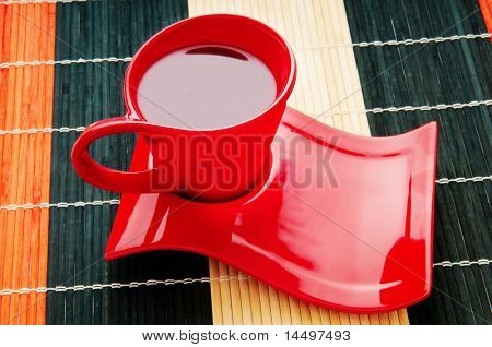 Tasse de thé sur le fond en bois