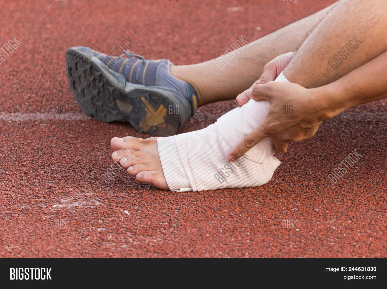 Красивые ноги парней. Резкая слабость в ногах. Почему ноги падают. Человек падает вперед. Почему ноги падают.