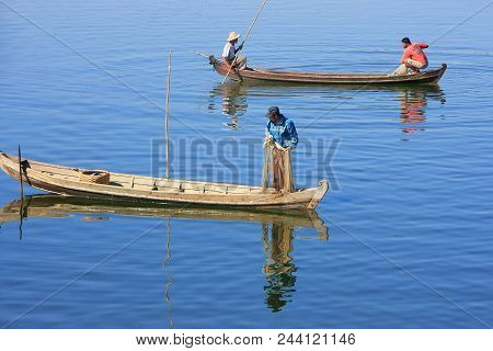 Amarapura, Myanmar - December 31: Unidentified People Fish In A Lake On December 31, 2011 In Amarapu