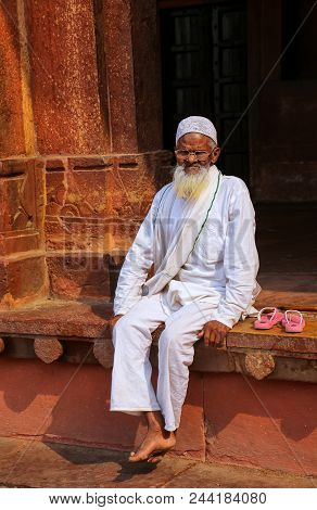 Fatehpur Sikri, India-november 9: Unidentified Man Sits In The Courtyard Of Jama Masjid On November 