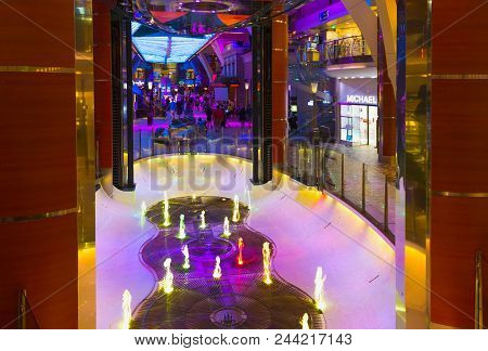 Cape Canaveral, Usa - April 30, 2018: The Passengers Going At Cruise Liner Oasis Of The Seas By Roya