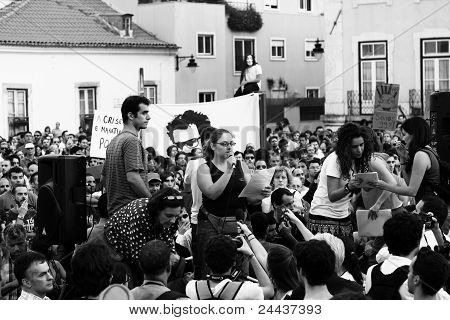 議会の外の何千もを抗議します。