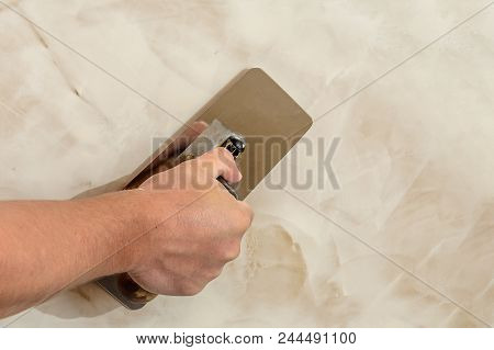 Polishing The Venetian Plaster On The Wall Master 2018