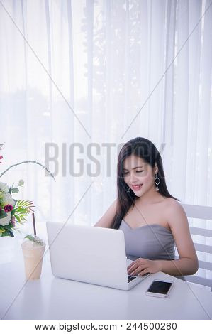 Smart Girl's Working On Notebook , Workingwoman Using Laptop In The Room