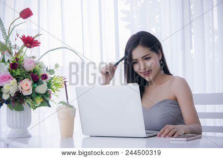 Smart Girl's Working On Notebook , Workingwoman Using Laptop In The Room