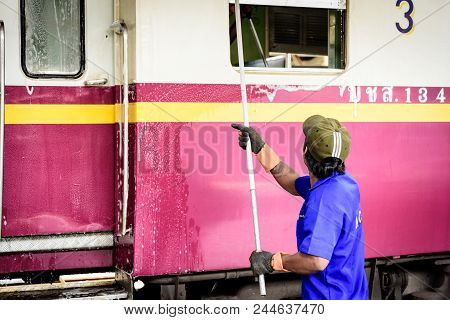 Editorial: Hua Lamphong Station, Bangkok, Thailand, 27th May 2018. Thai Man Worker Has Cleaning The 