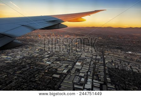 Los Angeles, Usa - Nov 24, 2017: Plane Decelerates In Midair Towards Los Angeles International Airpo