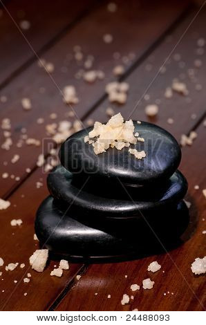 Sale da bagno spa su una pila di equilibrio Zen Stones