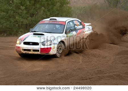 Rostov, Rusland - September 05: Uriy Volkov drev en Subaru Impreza bil under Rostov Velikiy Rusland