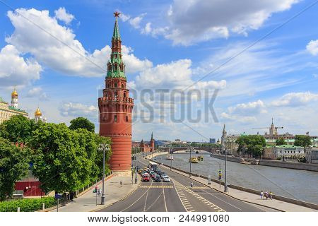Moscow, Russia - June 03, 2018: Kremlevskaya Embankment Of Moskva River In Sunny Summer Day