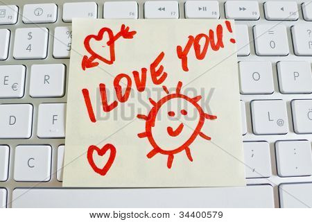eine Memo ist auf der Tastatur eines Computers zu erinnern: Ich liebe dich