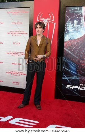 LOS ANGELES - JUN 28: Reeve Carney přijíždí na premiéře 