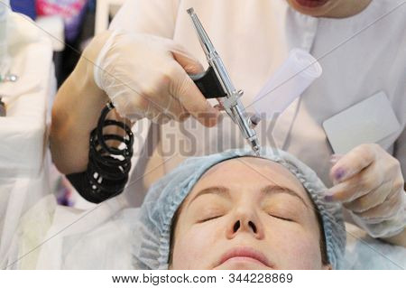 A Cosmologist Gives Oxygen Mesotherapy, Oxygen Therapy.