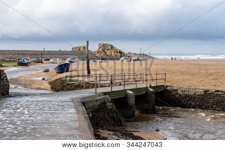 Bude, Uk - 29 September 2019: Small Boats Moored Behind The Breakwater At Bude At Low Tide