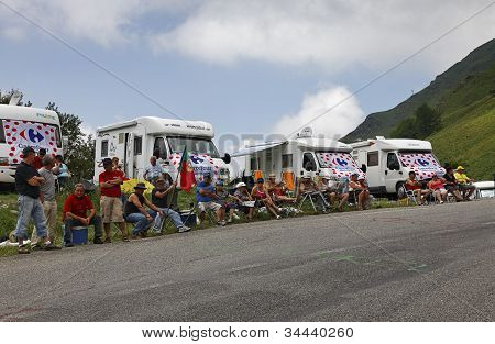 Persone in attesa per i ciclisti