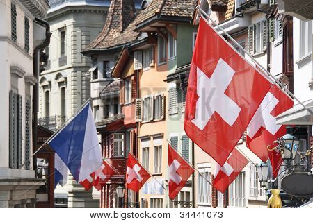 Gamle gade i Zürich dekoreret med flag for den schweiziske nationaldag, d. 1 August