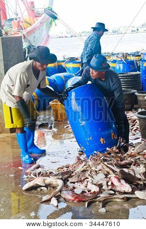 Pescadores que trabalham no Porto, ao sul da Tailândia