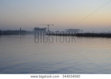 Ochtendgloren, Uitzicht Op De Scheepswerf Van Stroobos, Groningen, Nederland
