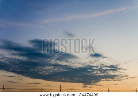 Linea elettronica silhouette e cielo blu