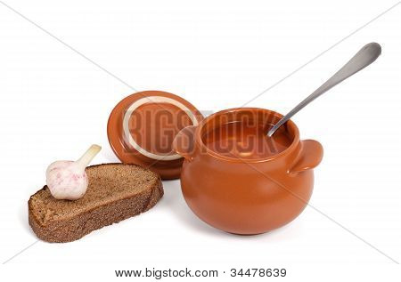 Borsch In klei Pot met brood en knoflook