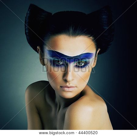 Haute Couture. Fantazie. Žena s modře malované masku a moderní účes