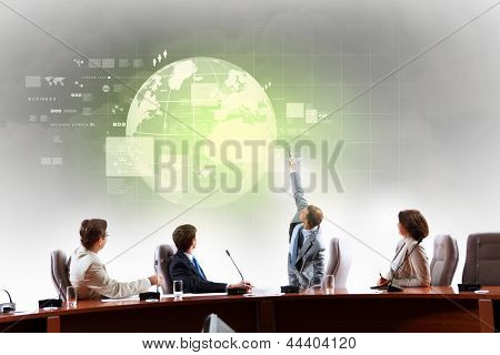 Imagen de empresarios en la presentación mirando proyecto virtual