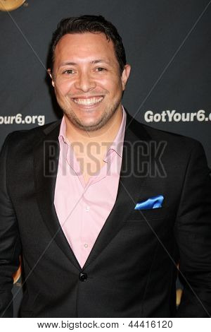 LOS ANGELES - 10 maja: Hector Luis Bustamante przybywa na rozpoczęcie 