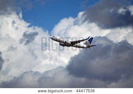 United Airlines Boeing 737-724