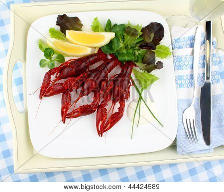 Gamberi lessati con limone e lattuga