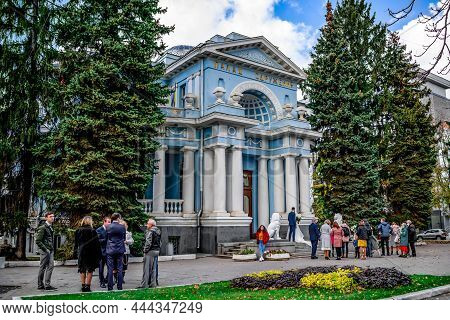 Kharkiv, Ukraine - October 20, 2020: Wedding Near The Central Wedding Palace In Kharkov. Old Country