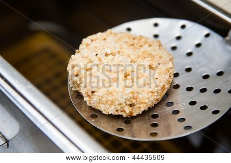 ดิบเคียฟไก่บนช้อน perforated