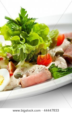 Italienische Küche - Vitello Tonnato. Kalt geschnittene Kalbfleisch mit Eiern und cremigen Sauce