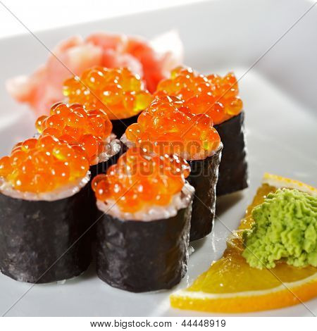 Ikura Maki Sushi - Roll con salmón fresco dentro. Con Ikura (huevas de salmón)