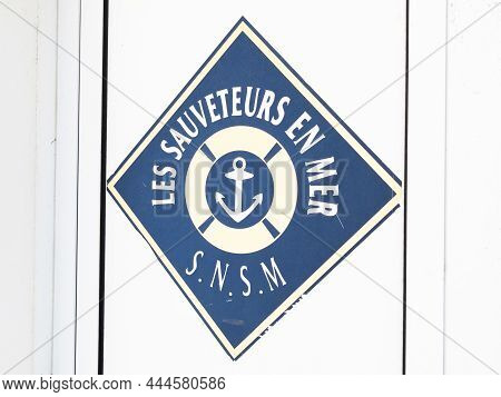 Arcachon, , Aquitaine France - 12 20 2021 : Snsm Les Sauveteurs En Mer Logo Sign And Brand Text On O