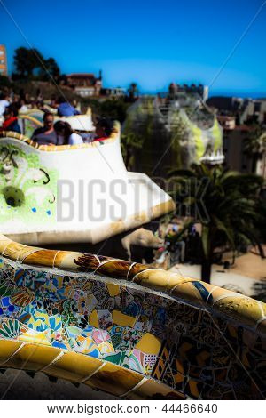 Barcellona, Spagna-aprile 13: dettaglio di The Bench In The Park Guell, progettato da Antonio Gaudi, aprile