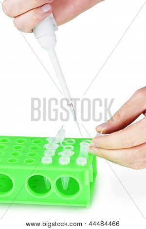 Riempimento di flaconi in plastica con micropipetta