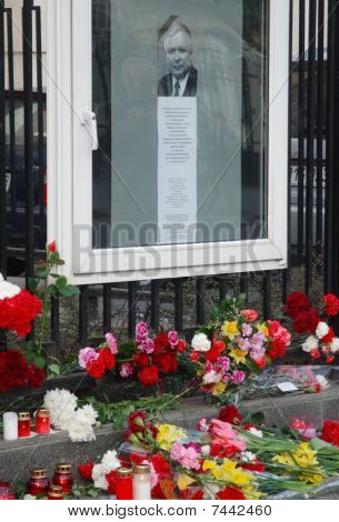Kiev, Ukraine-april 10: Polens præsident dræbt i flystyrt. Blomster i nærheden af Embassy Of Polen i