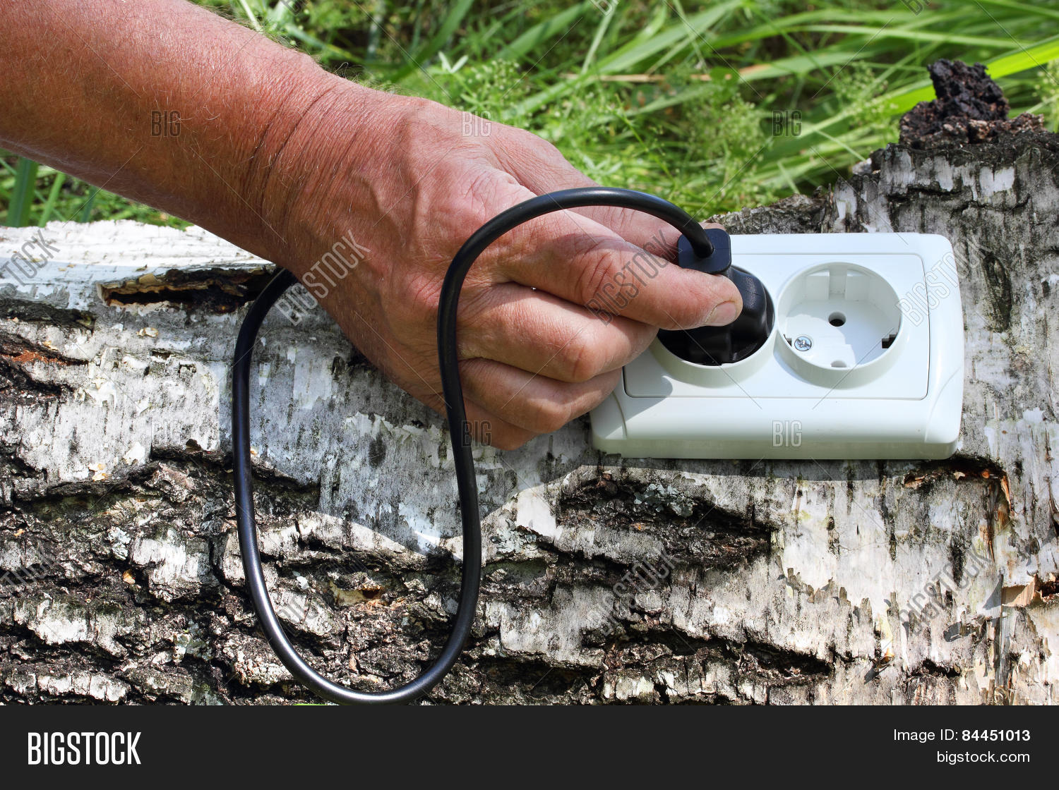 Из розетки идет вода