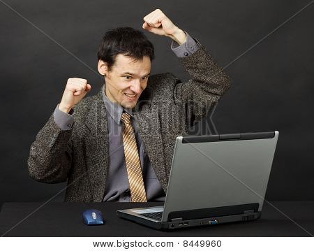 Mand - fodboldfan, ure fodboldkamp i Internet