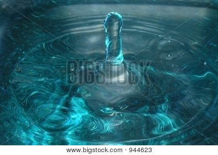 Türkisfarbenes Wasser Spritzen