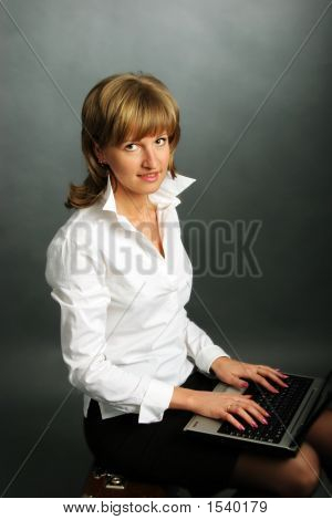 Fiatal üzletasszony laptop